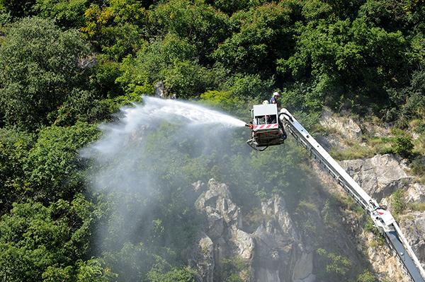 Tűzoltók locsolják a Gellért hegy oldalát
