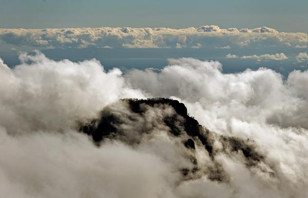 Páratlan kilátás tárul az ember szeme elé az obszervatóriumból: a látvány olyan, mintha egy megelevenedett japán tusrajzot nézne az ember. Az örvénylő felhők közül felbukkanó alacsonyabb hegycsúcsokon az erdők fái csak bokroknak tűnnek.