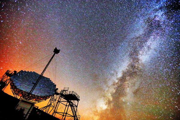 Ahogy leszállt az éj, teljes szépségében tárul fel a világegyetem. A Tejutat alkotó csillagok világító felhőként borulnak a Földön álló ember és a gammasugárzást kutató 17 méter átmérőjű MAGIC teleszkóp fölé.