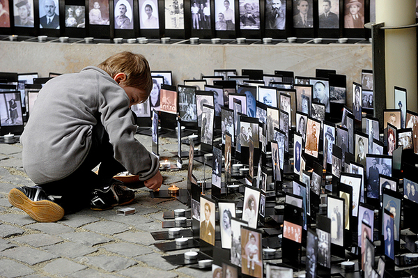 A holokauszt áldozataira emlékeznek