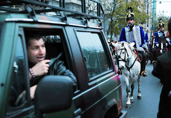 A Jobbik fehér lovas menete
