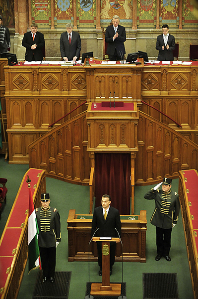 Orbán kormányfő és a gratulálók