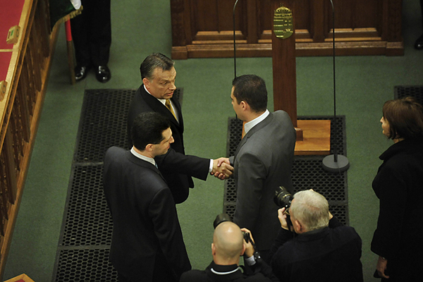 Orbán kormányfő és a gratulálók
