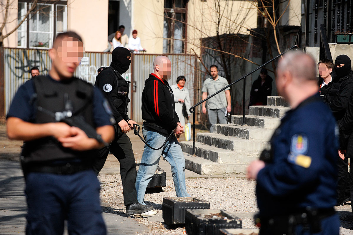 Egy vádlott bírósági rekonstrukcióra érkezik a debreceni Perényi1-hez 2012. március 19-én