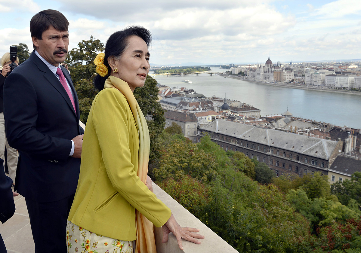 Áder János köztársasági elnök fogadja Aung Szan Szú Kji mianmari Nobel-békedíjas ellenzéki vezetőt, a Sándor-palota teraszán 