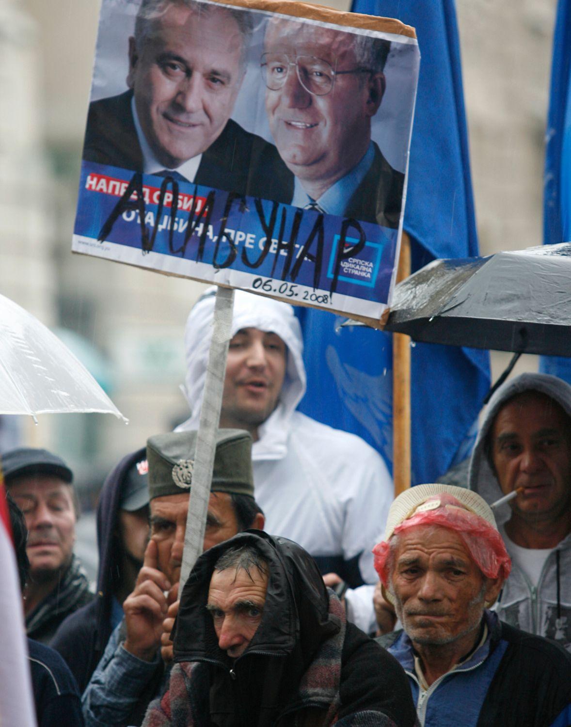 Nehéz lenne kiretusálni: Nikolics és Seselj közös plakátja pártszakadás előtt