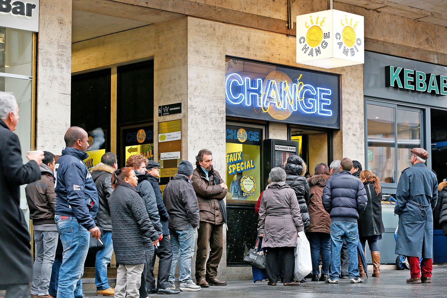 A zürichiek megrohanták a pénzváltókat az „olcsó” euróért