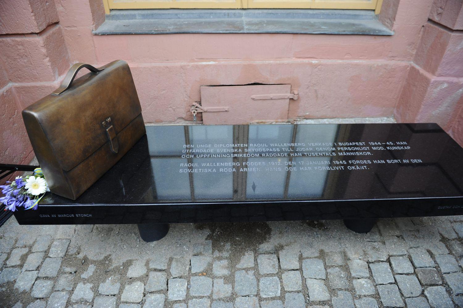 Wallenberg-emlékpad Stockholmban a svéd külügyminisztérium épületében. Arc nem mindig van a névhez