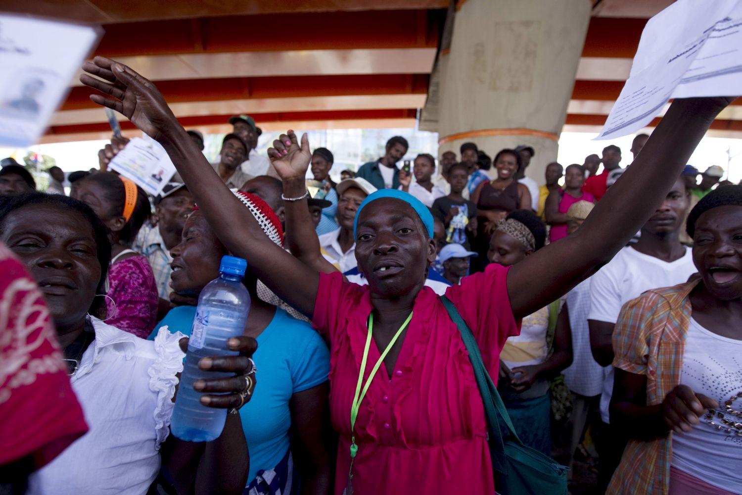 Kitoloncolás előtt - haitiak várnak sorsukra Santo Domingóban a belügyminisztérium előtt