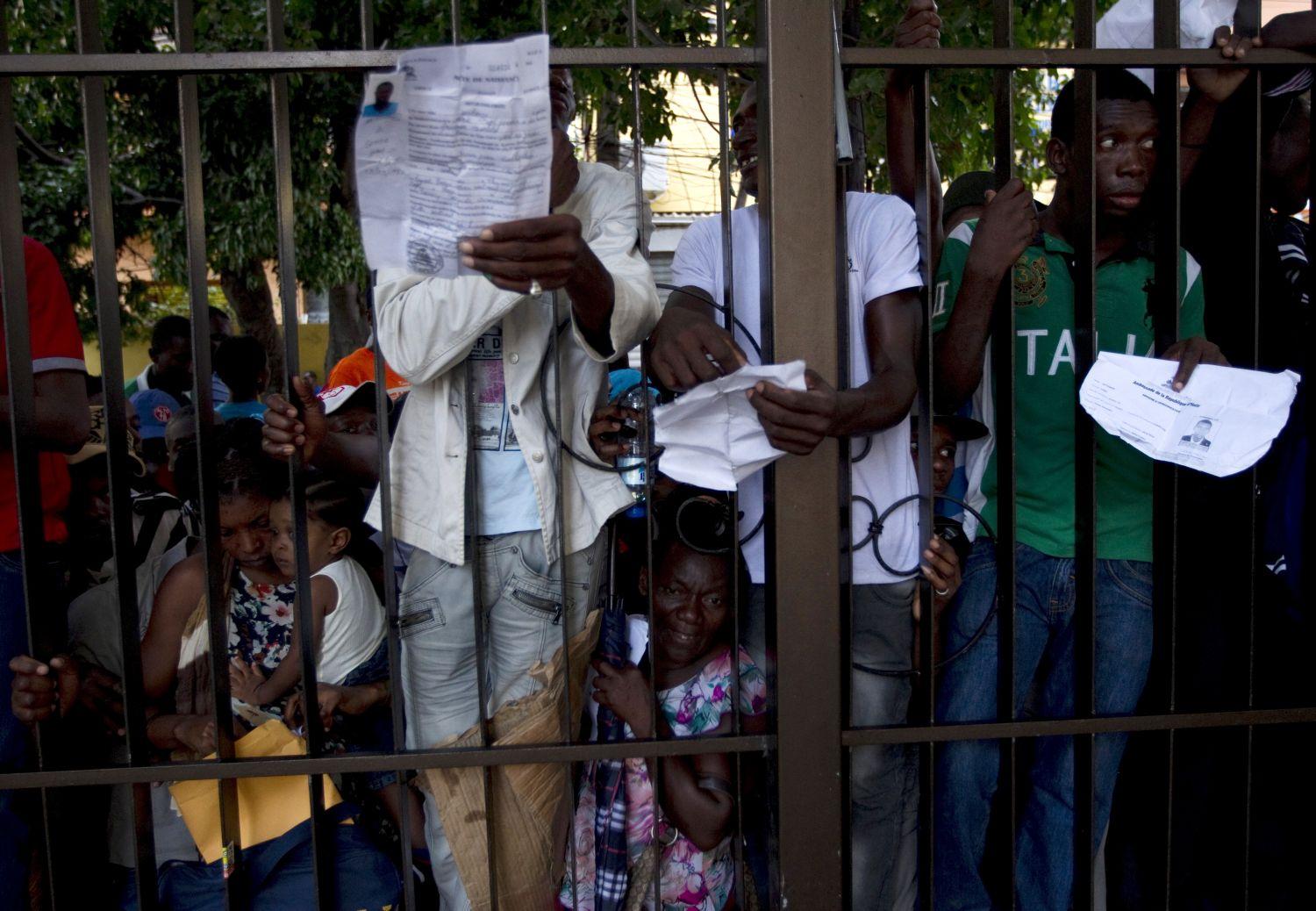 Irataikat lobogtató haitiak a dominikai rendőrségen: papírjuk van róla