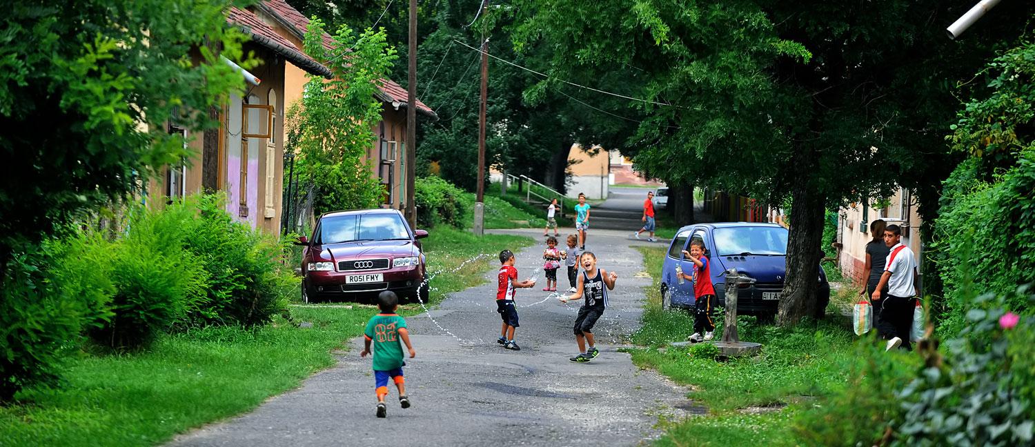 Életkép tavaly nyárról a számozott utcák egyikéből. Azóta 24 család kapta meg a felszólítást, hogy költözzön ki a szociális bérlakásából