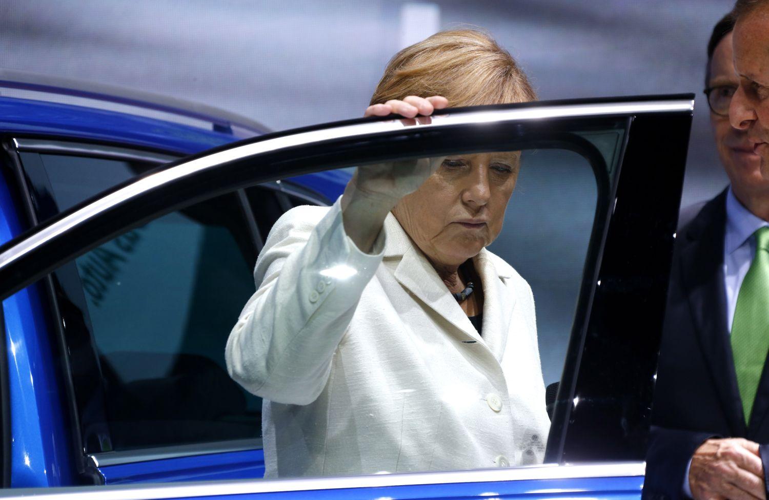 Angela Merkel egy Volkswagen Tiguanban a Frankfurt Motor Show-n - őt is felültették