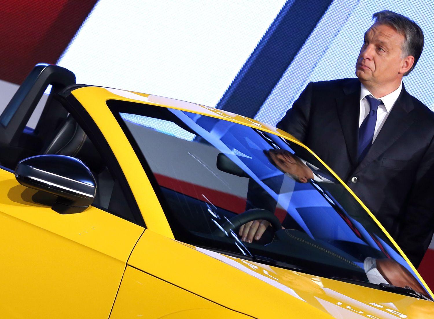 Orbán Viktor egy Audi TT Roadsterrel ismerkedett a győri gyárban 2014 novemberében.