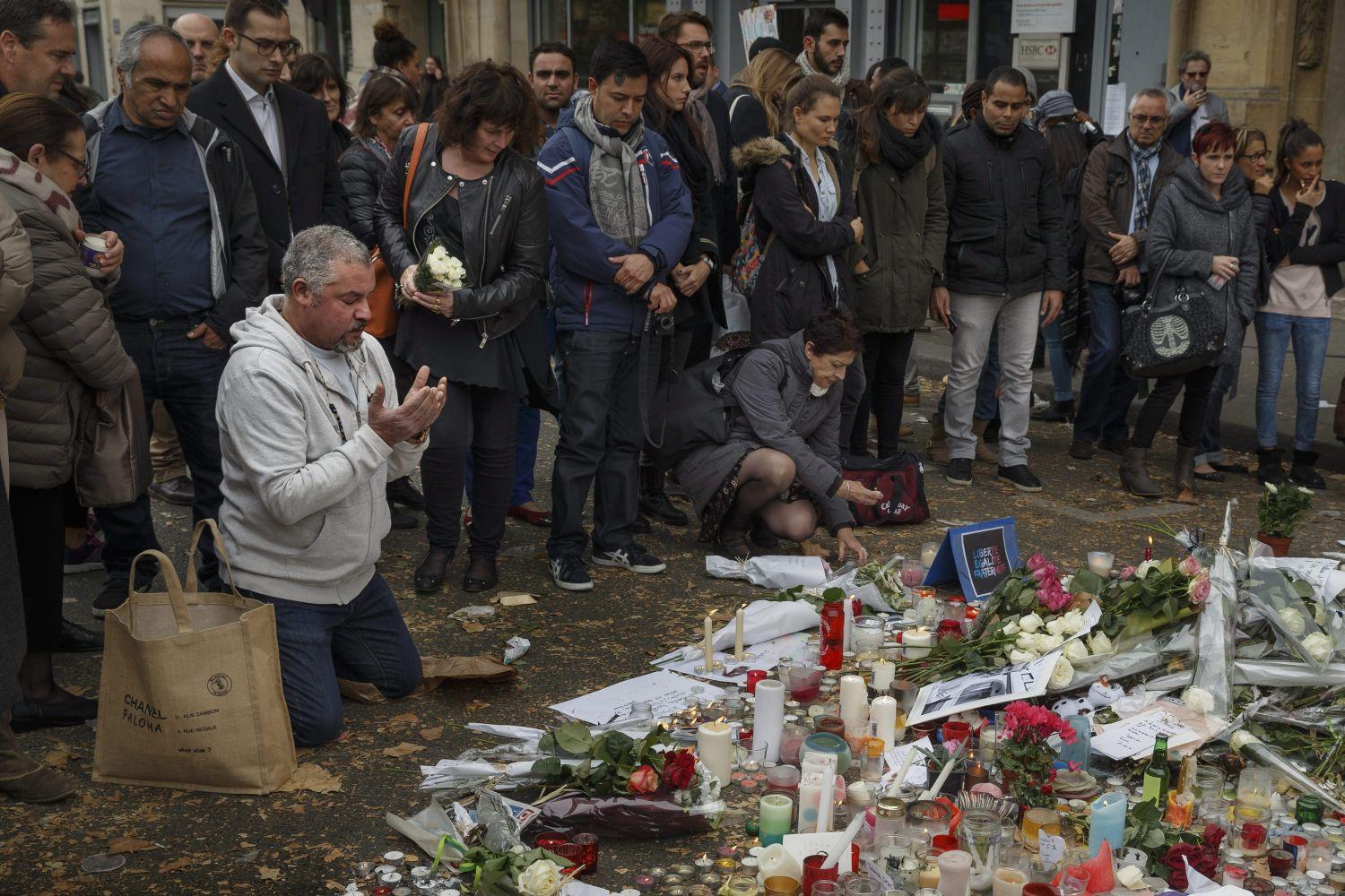 Muzulmán férfi  imádkozik a párizsi Bataclan közelében 