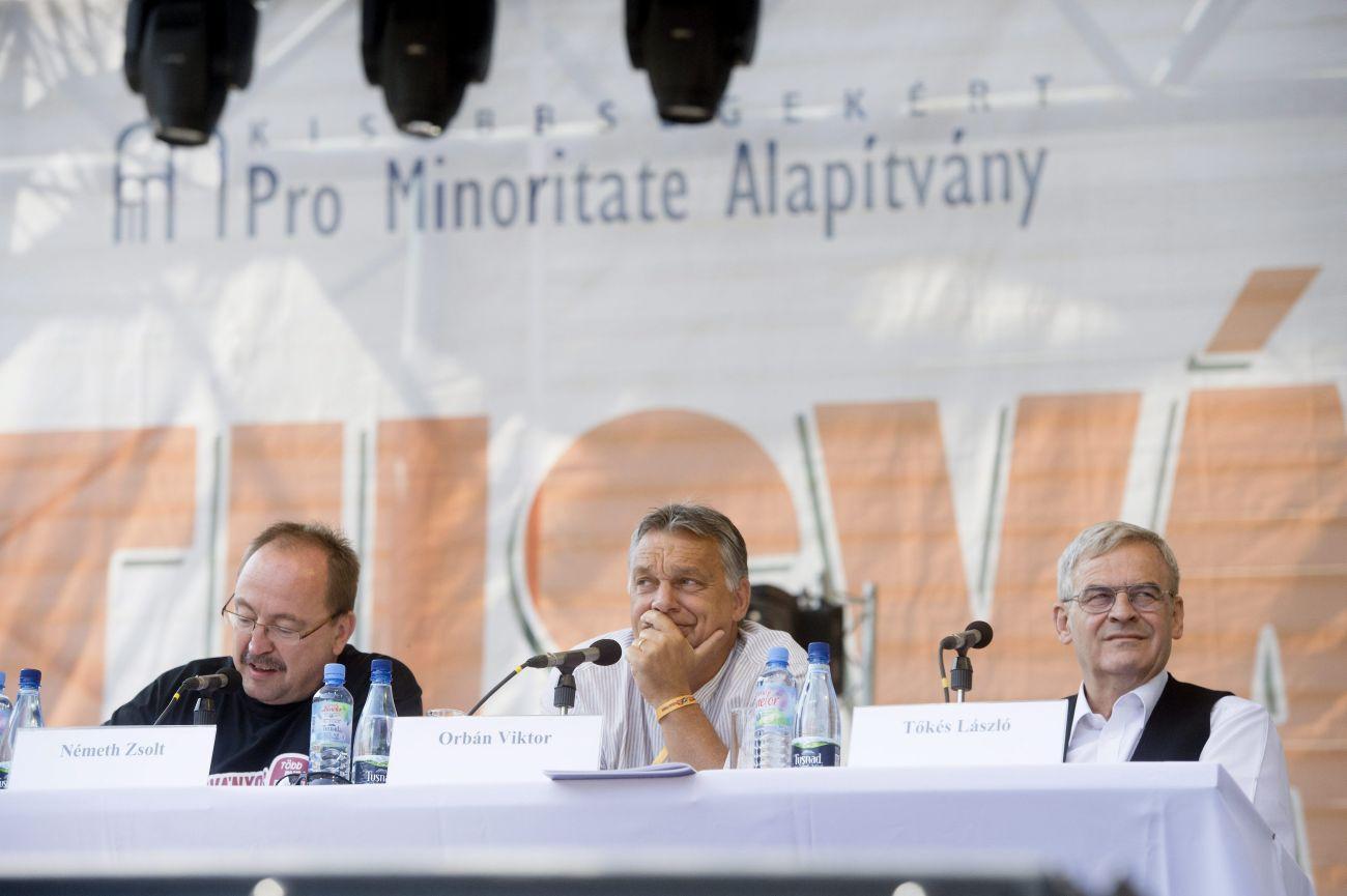 Orbán és Tőkés júliusban Tusnádfürdőn. Kényszeredettek