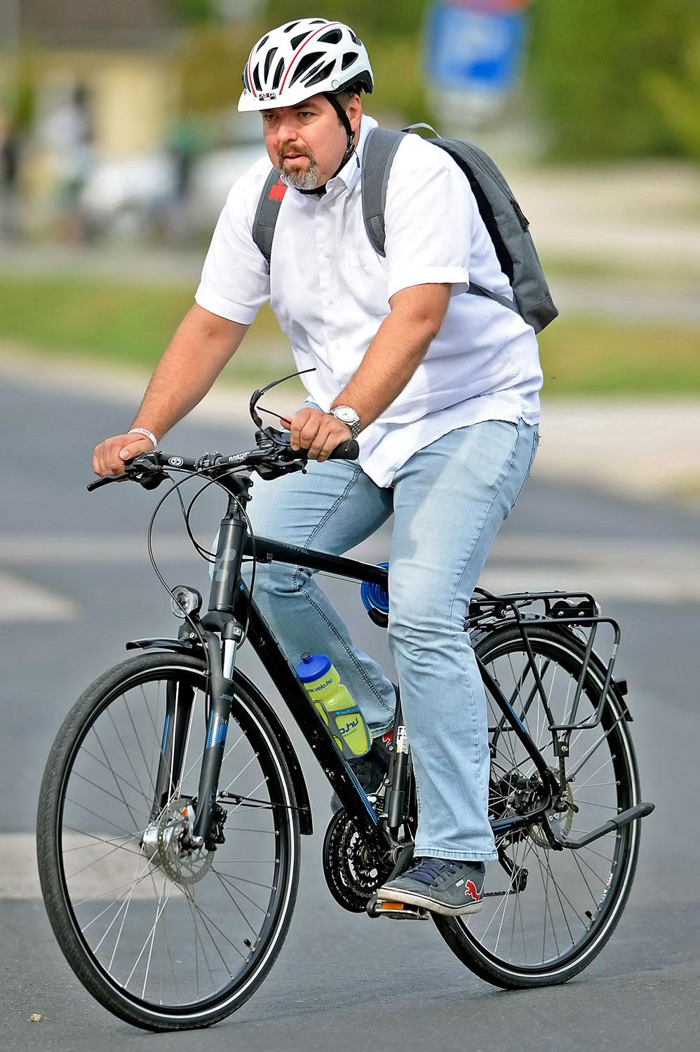 L. Simon László kerékpárral érkezett a Fidesz velencei frakcióülésére 