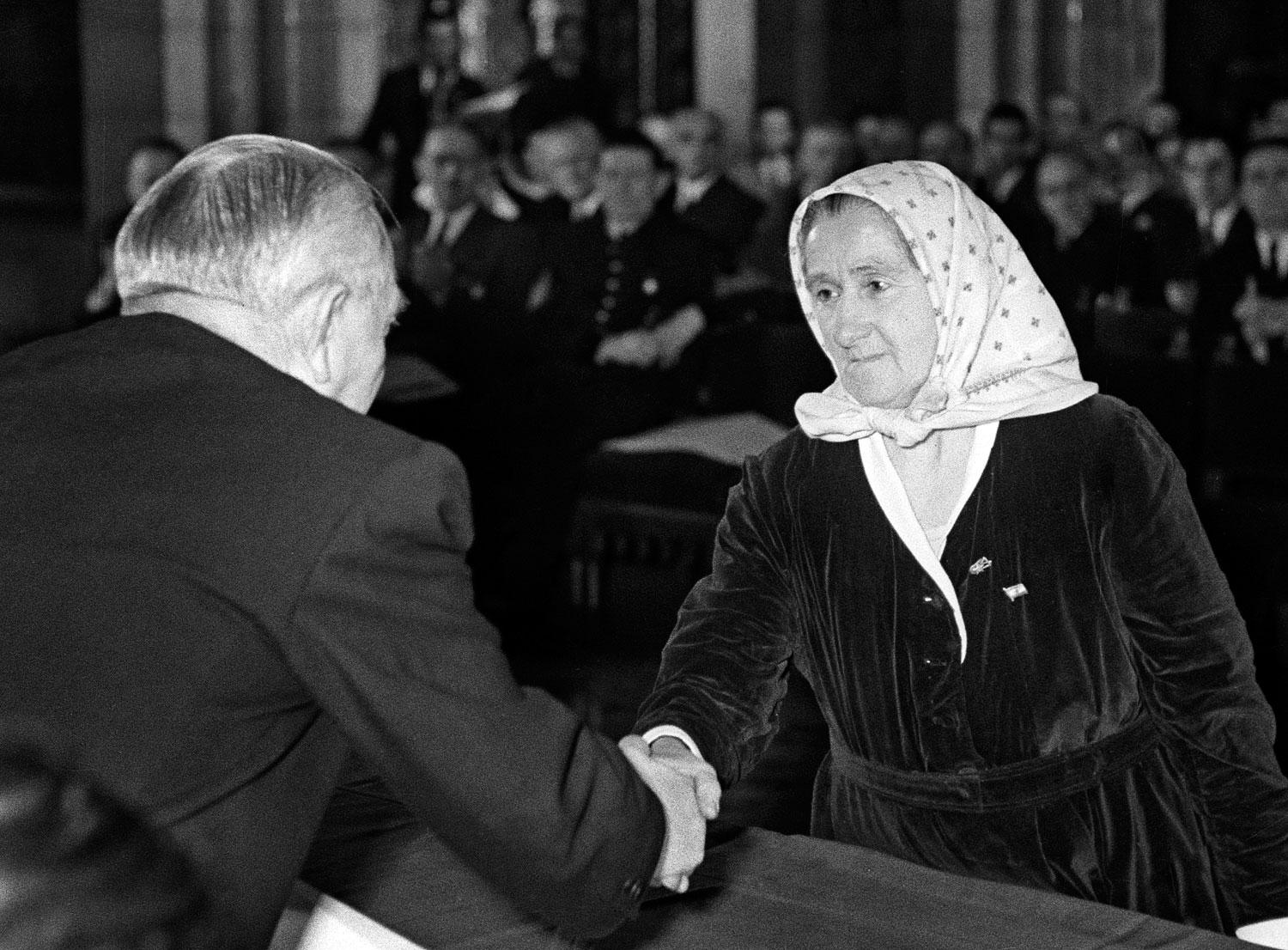  1951. Özv. Jónás Gyuláné magkészítő átveszi a Kossuth-díjat 