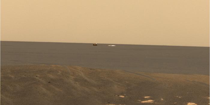Az Opportunity felvétele landolásának helyszínéről a Meridiani Planumon (a képen a leszállóegység és az ejtőernyő is látható)