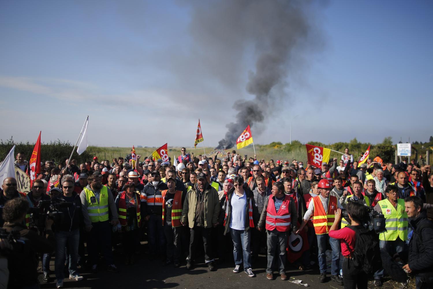 A CGT szakszervezet aktivistái barrikádokat gyújtottak fel, mielőtt a rendőrség megpróbálta felszabadítani az általuk elfoglalt üzemanyagraktárat Donges-i olajfinomítóban