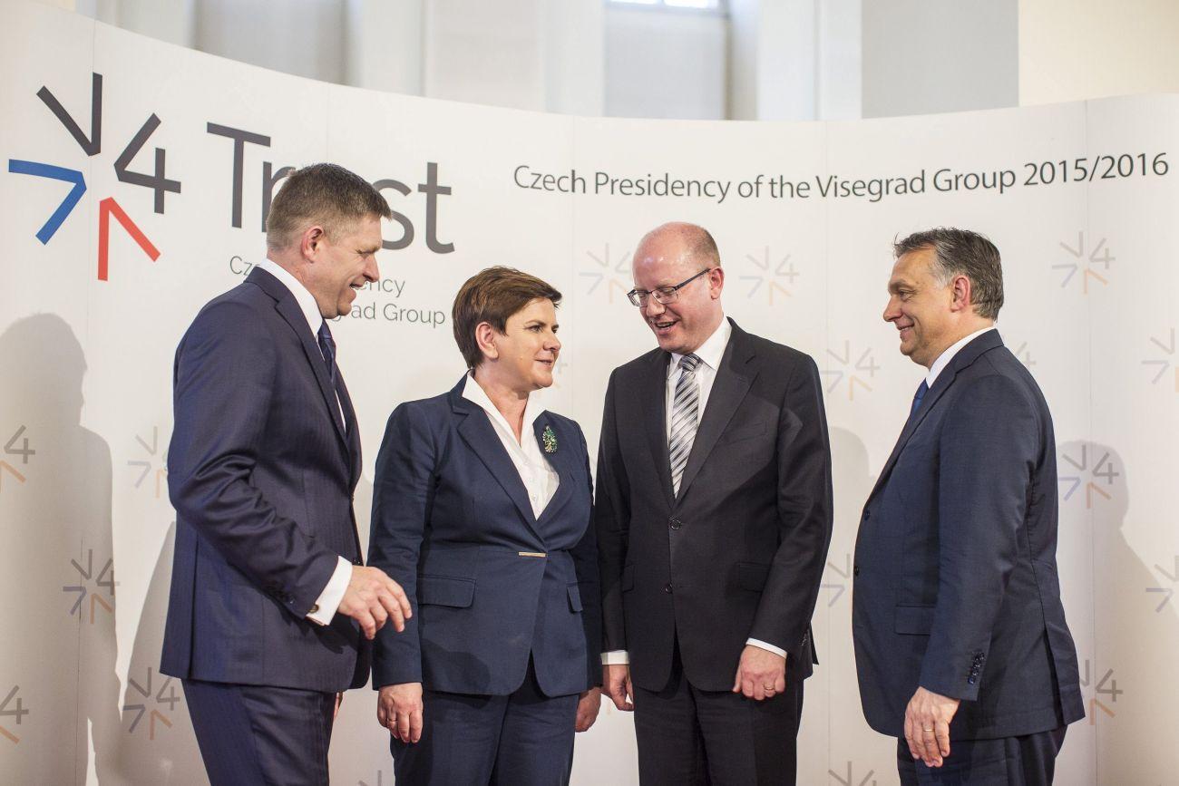 Robert Fico szlovák, Beata Szydlo lengyel és Bohuslav Sobotka cseh miniszterelnök Orbán Viktorral szerdán Prágában