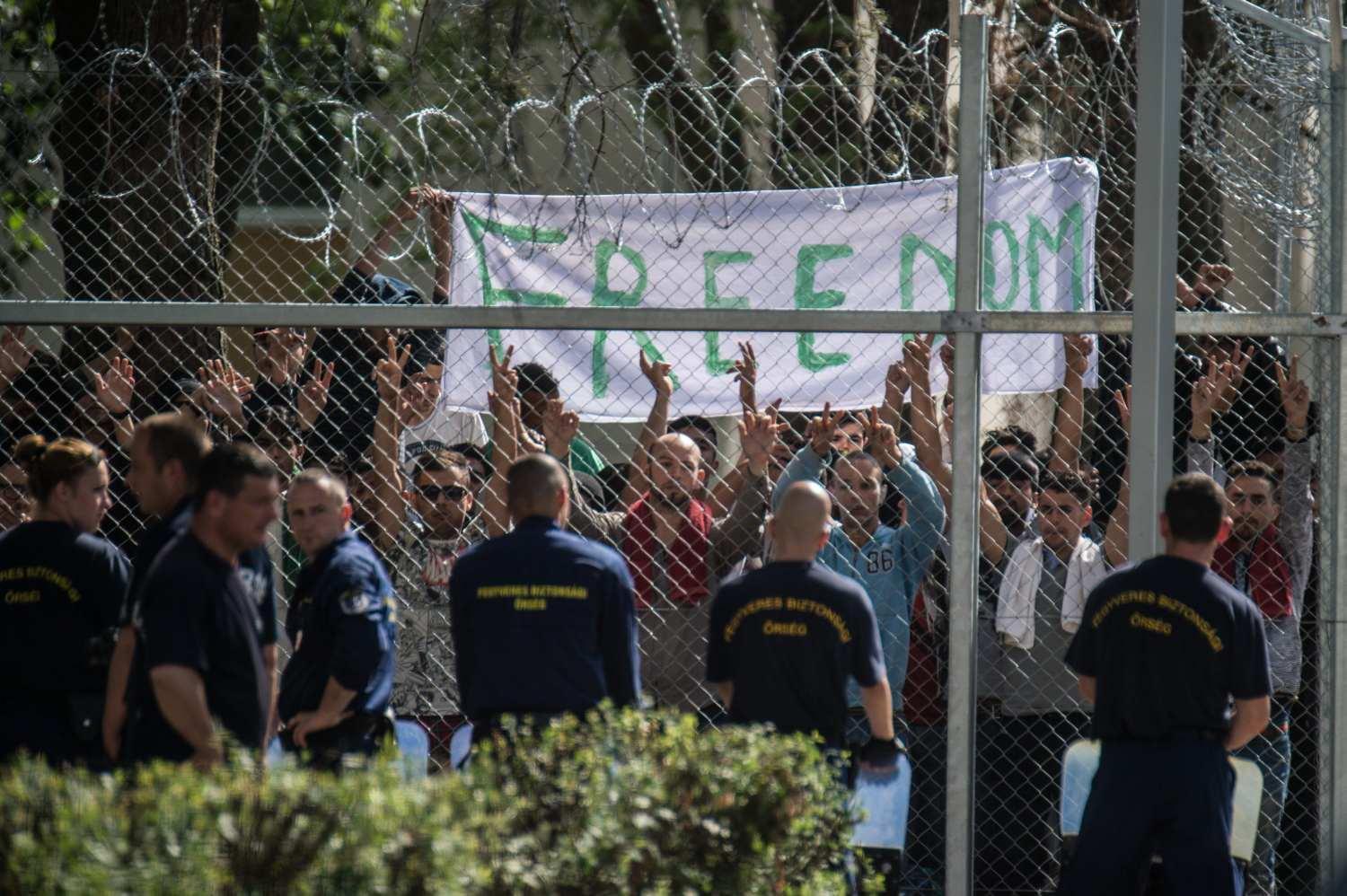 Folyamatosan tiltakoznak az embertelen körülmények ellen a kiskunhalasi menekülttáborban