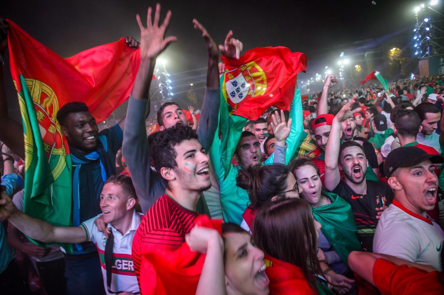 Portugál szurkolók ünnepelnek az Eiffel-toronynál