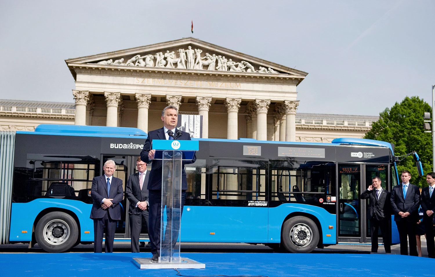 Orbán Viktor 2013-ban a Mercedes buszok átadásán. Tarlós Istvánnak most is csak kiegészítő szerep jut 