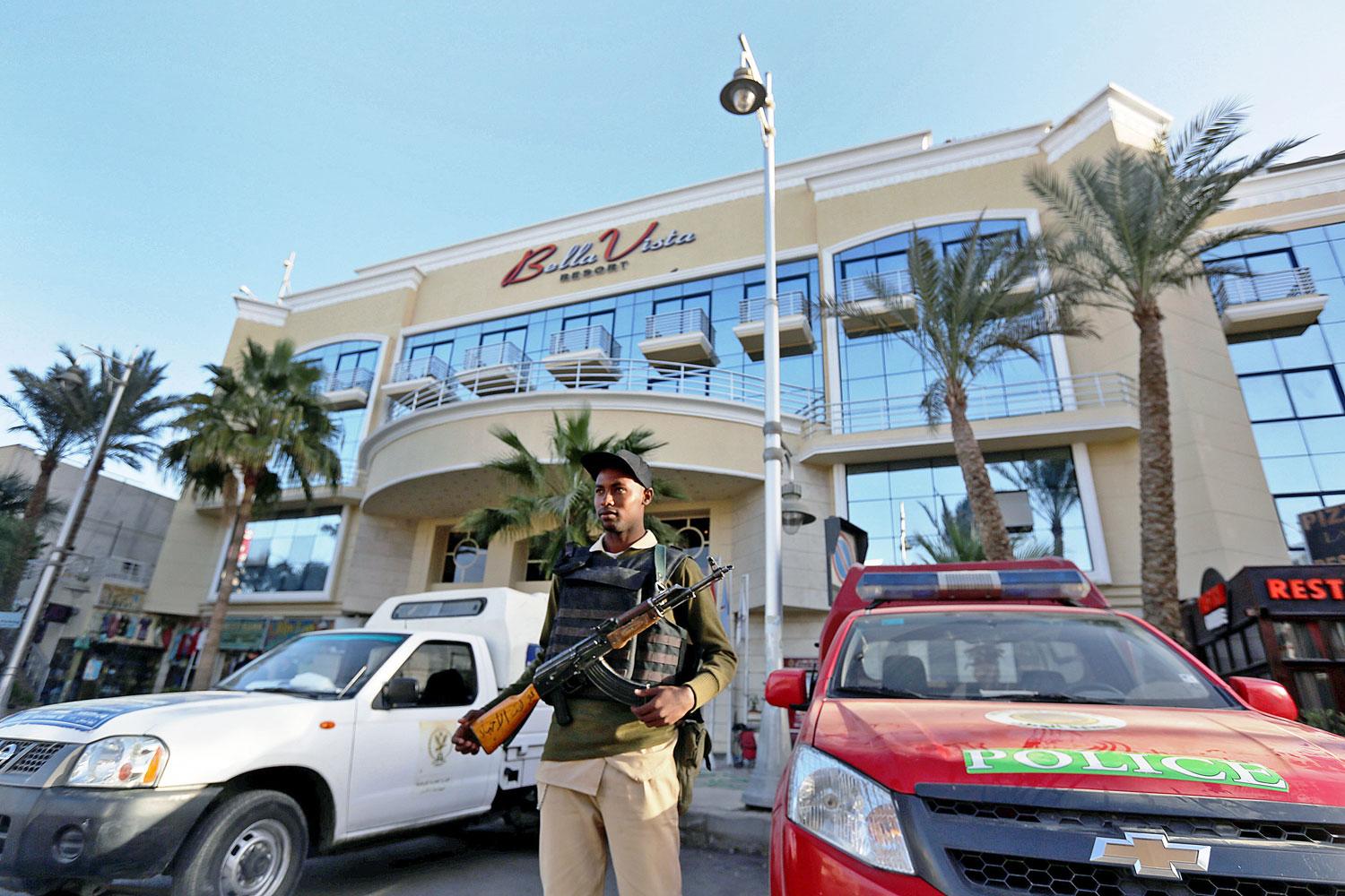 Hurghadán a terrorhírbe keveredett szálloda előtt ma is fegyveres posztol