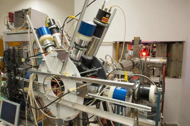 Krasznahorkay Attila és munkatársai egy elektron-pozitron spektrométerrel vizsgálták a nagyenergiás atommagátmenetekben keletkező elektron-pozitron párokat, és az előrejelzésekhez képest olyan eltérést tapasztaltak, amit a jelenlegi magfizikai ismere