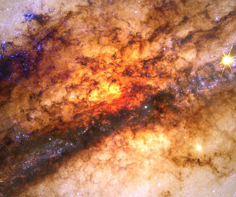 A galaxisokat is összetartó természeti erőket eddig sem értettük teljesen, de a mostani felfedezés végképp felforgathatja az elméleteinket (a képen a Kentaur A galaxis magja látható a Hubble űrtávcső felvételén)