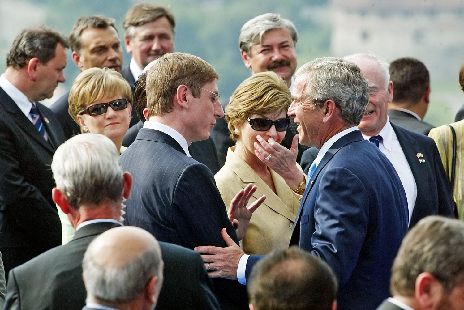 Ifj. George Bush akkori elnök 2006-ban  ellátogatott Budapestre, ahol Gyurcsány Ferenc és Orbán Viktor (fölső sor, balról a második) előtt barátnak nevezte Magyarországot. Orbánt már nem látják szívesen Washingtonban