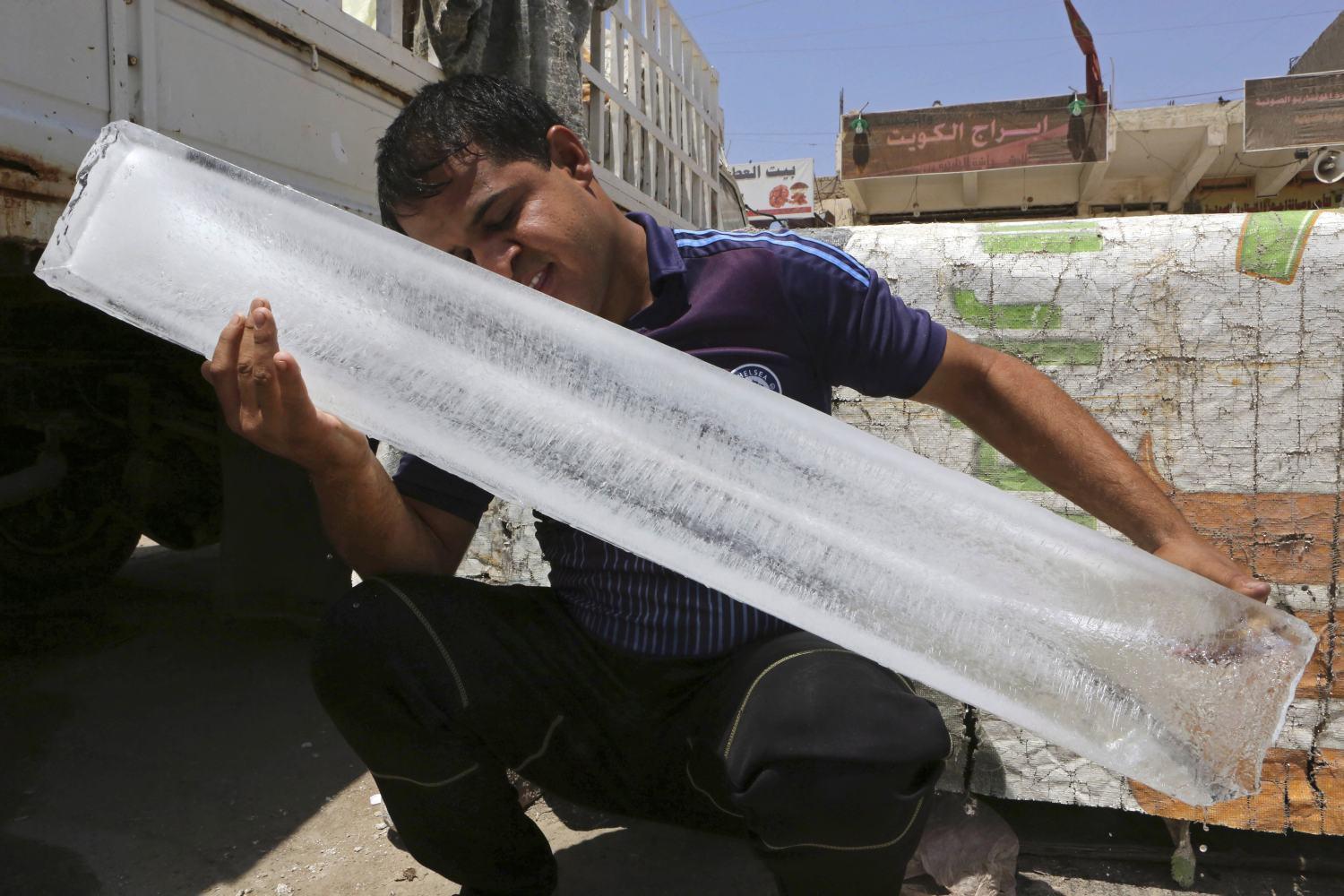  Irakban jégtömbökkel próbálják átvészelni a perzselő hőséget