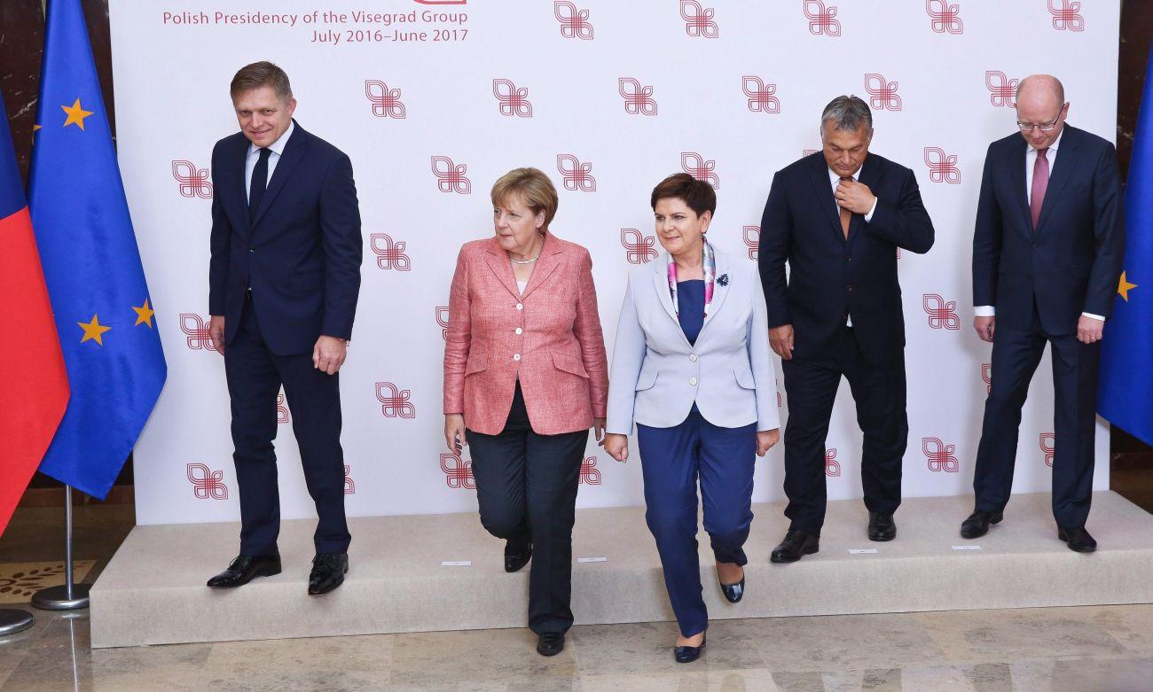 Robert Fico szlovák kormányfő, Angela Merkel német kancellár, Beata Szydlo lengyel kormányfő, Orbán Viktor miniszterelnök és Bohuslav Sobotka cseh kormányfő. Ketten elöl