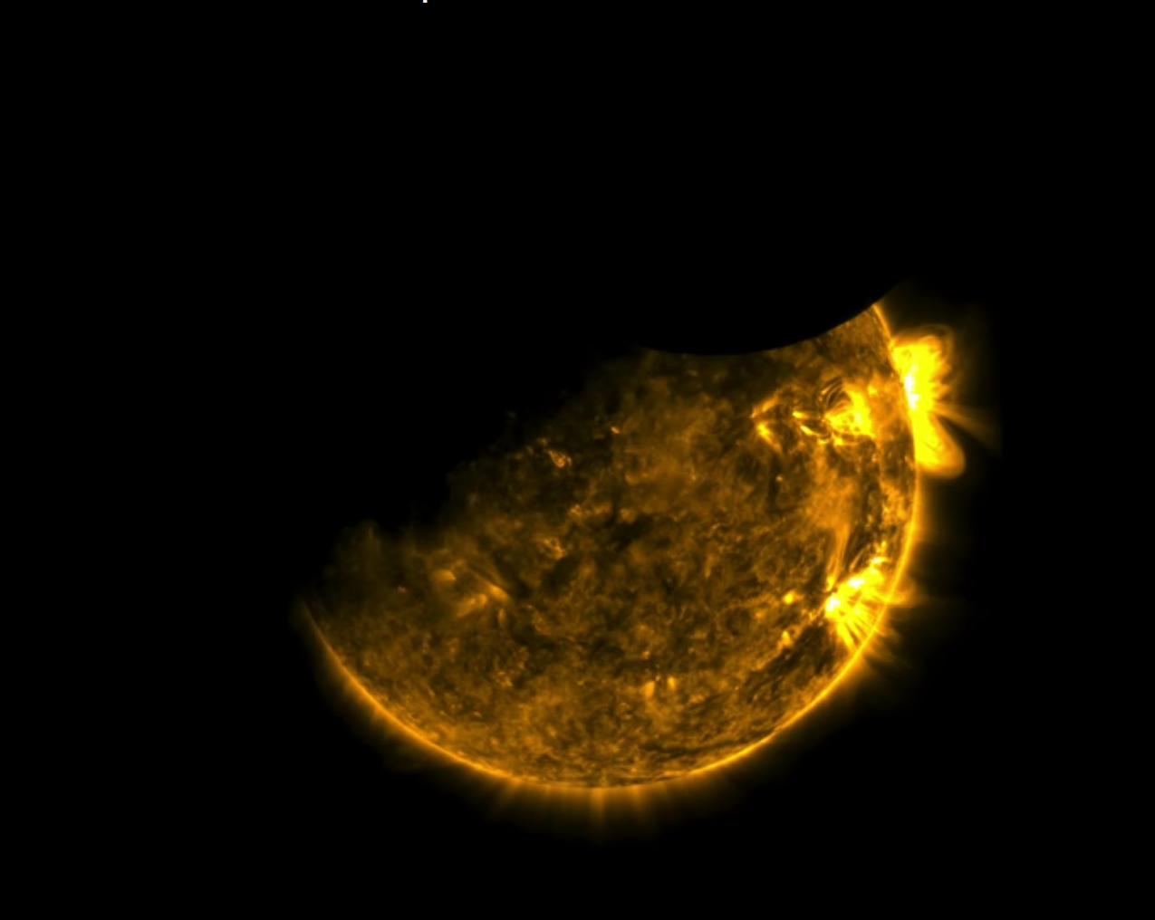A Nap korongjának bal felső részét a Föld, jobb felső részét pedig a Hold takarja ki az SDO szeptember slsején készült felvételén