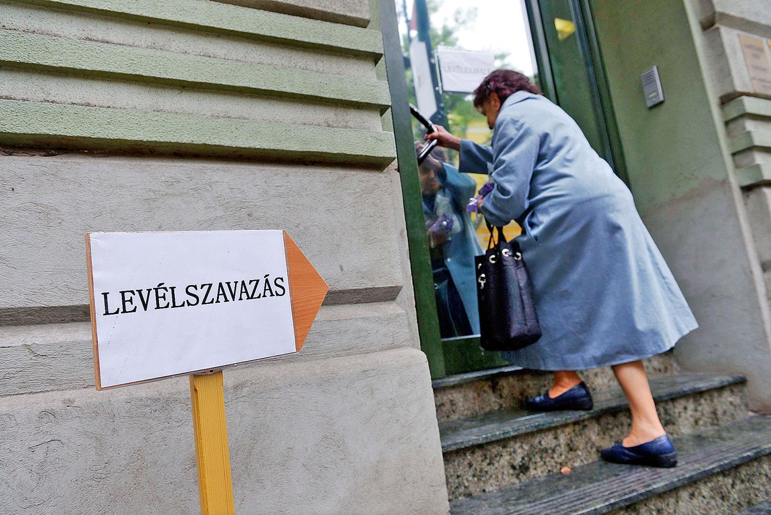 Levélszavazatát leadni készülő nő érkezik a szabadkai magyar főkonzulátusra. Magasan van a küszöb 