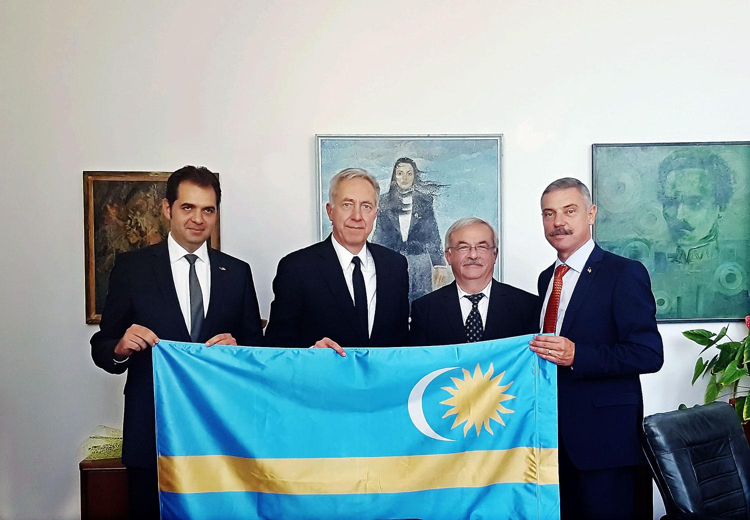 A kép bal oldalán Antal Árpád sepsiszentgyörgyi polgármester, mellette Hans Klemm bukaresti amerikai nagykövet