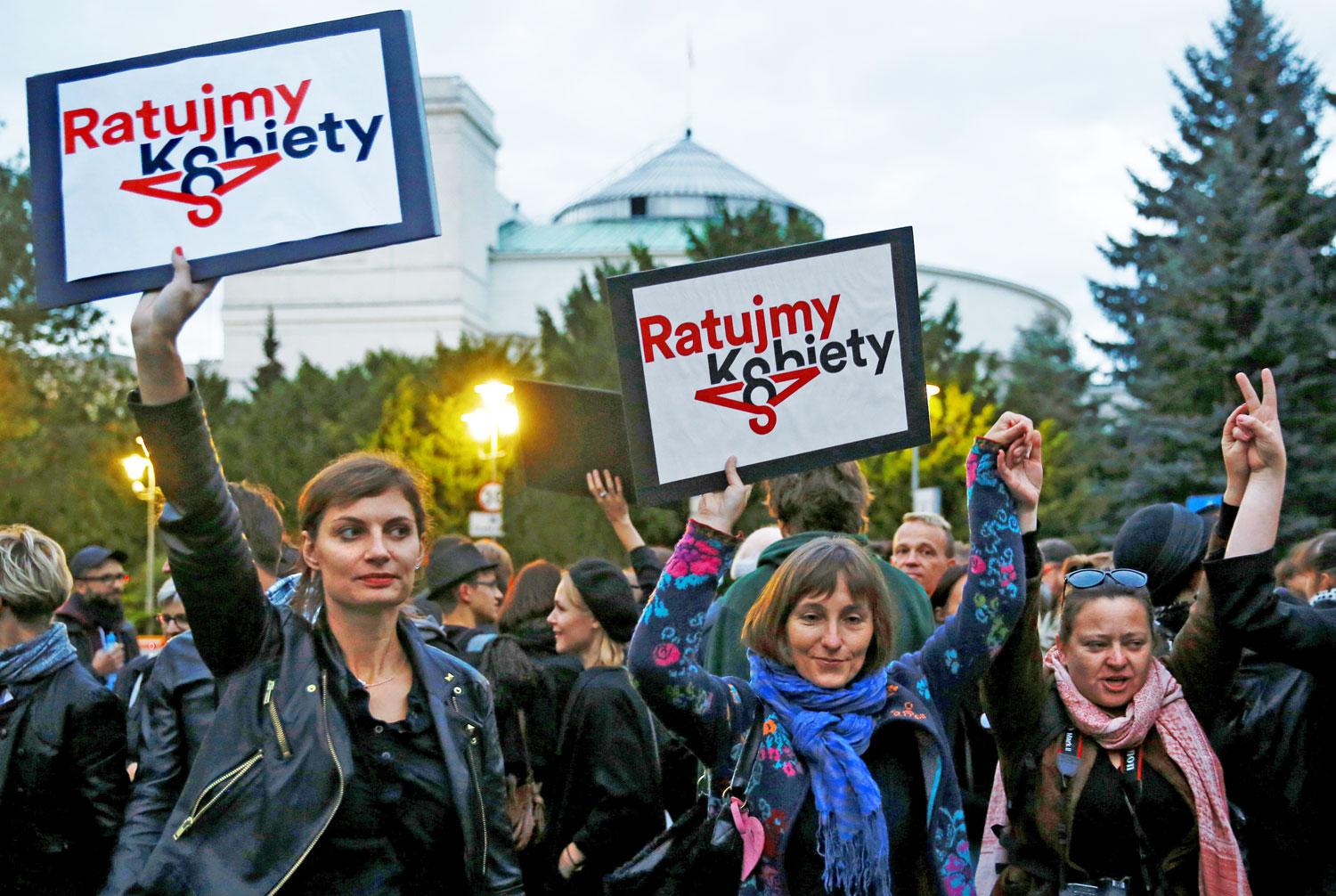 Fekete ruhás tüntetés: a „Mentsétek meg a nőket” tiltakozói Varsóban 