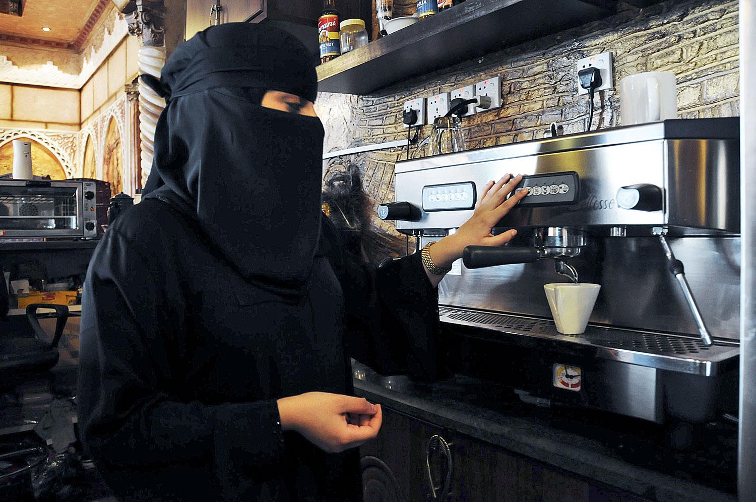  Nő készíti az eszpresszót egy kávézóban. Engedély kellett a férjétől, hogy dolgozhasson