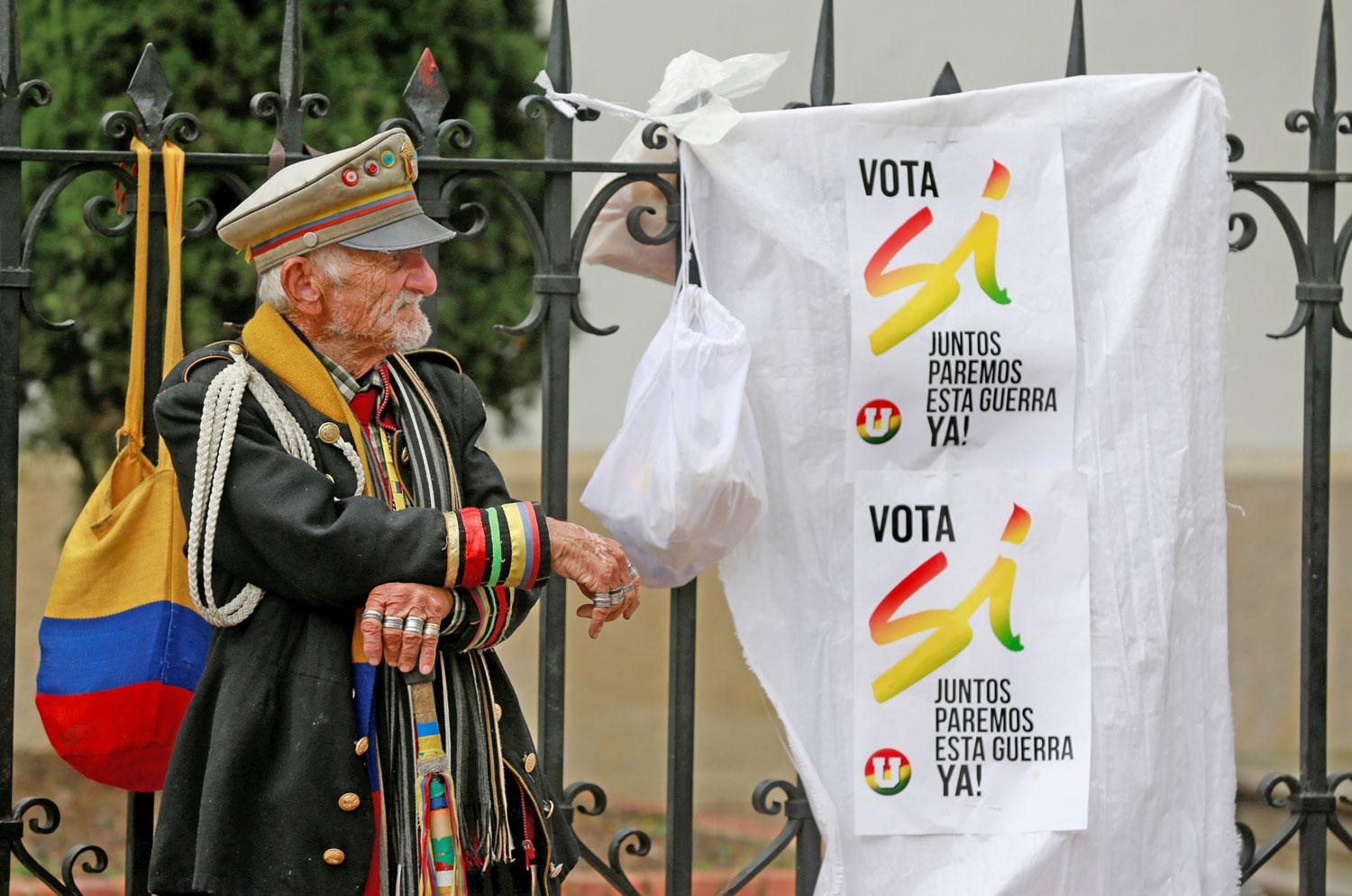 „Együtt megfékezzük ezt a háborút” – hirdeti egy, a megállapodást támogató plakát Bogotában 