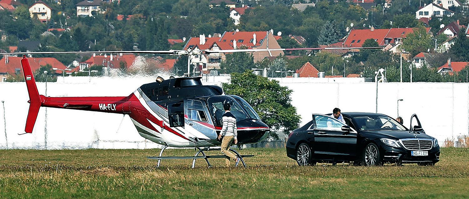 Beszállás! Helikopterrel és német rendszámú luxus Mercedesszel utazott a hét végén a Rogán család 